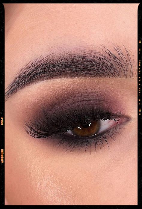 Dark Academia Makeup Looks Inspiration Dark Eyeshadow Brown Eyes, Brown Eyeshadow Smokey Eye, Bridesmaids Makeup Smokey Eye, Makeup Look Brown Eyeshadow, Simple Dark Eyeshadow Looks, Brown Smokey Makeup Looks, Simple Dark Eyeshadow, Makeup For Dark Outfit, Easy Dark Eyeshadow