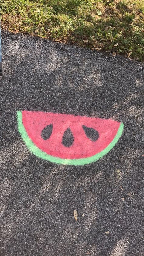 Pictures To Draw With Chalk, Simple Sidewalk Chalk Art, Smiley Face Chalk Art, Easy Chalk Doodles, Watermelon Chalk Art, Chalk Art Ideas Easy Step By Step, Chalk Art Ideas Easy Aesthetic, Chalk Art Fruit, Pavement Art Sidewalk Chalk