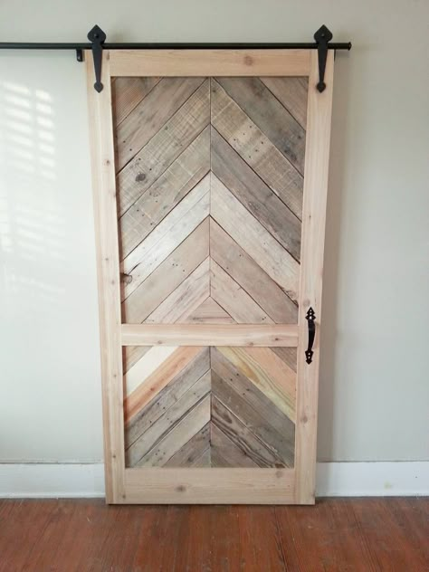 Using six pallets, plywood siding and pine boards, Everett Ballenger made a sliding door for his closet. Old Closet Doors, Pallet Door, Closet Door Ideas, Barn Door Ideas, Closet Door Makeover, Barn Door Closet, Barn Door Designs, Diy Barn, Recycled Pallets