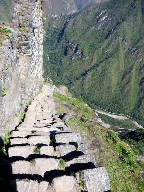 Huayna Picchu, Machu Picchu Peru, Inca Trails, Cusco Peru, Scary Places, Peru Travel, Machu Picchu, Bolivia, Guatemala