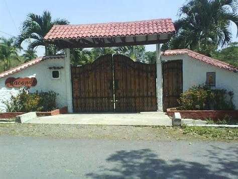 House Front Gate, Entrance Gates Driveway, Porch Gate, Farm Entrance, Metal Garden Gates, Grill Gate, Hacienda Style Homes, House Main Gates Design, Entrance Gate