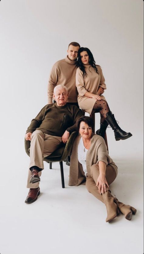 Family Portraits 3 People, 4 Adults Picture Poses, Big Family Studio Photography, Grandma And Grandchildren Photoshoot, Adult Family Of 4 Picture Poses, Big Family Photoshoot Studio, Adult Children Family Photos, Outfit Photo Studio, Family Portrait Outfits Studio