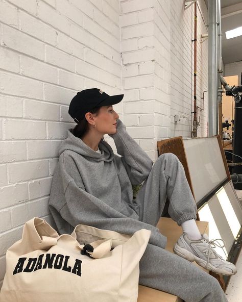 Grey Tracksuit Outfit Women, Sweatsuit Outfits Women, Jess Alizzi, Gray Hoodie Outfit, Tracksuit Outfit Women, New Balance 530 Outfit, Sweatsuit Outfits, Grey Sweatsuit, Cream Tote Bag