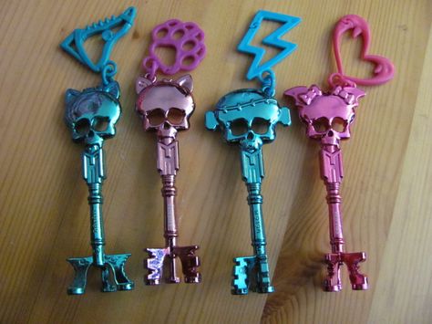 Monster high skulkette keys set 1 Kawaii Objects, Monster High Accessories, Monster High Bedroom, Monster High Dolls, Childhood Toys, Cute Art Styles, Toy Boxes, 18th Birthday, High Jewelry