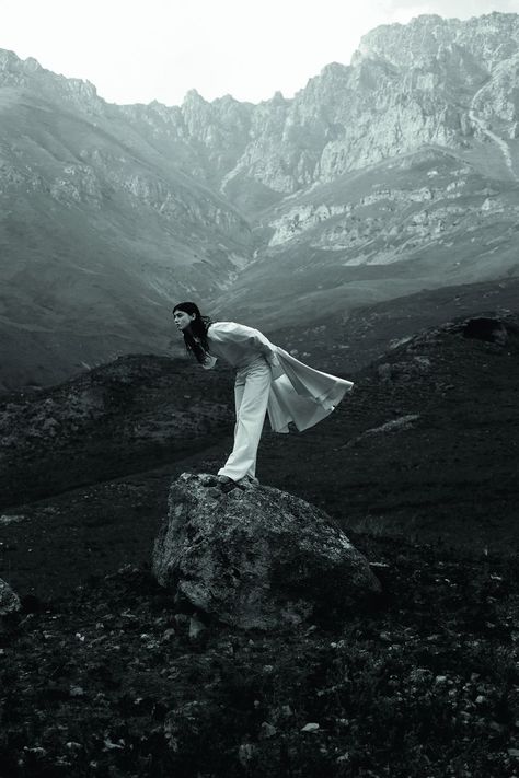 Mountains Photoshoot, Fashion Editorial Nature, Mountain Fashion, Mountain Photoshoot, Mountain Aesthetic, Female Inspiration, Spring Photoshoot, Mountain Photos, Conceptual Photography