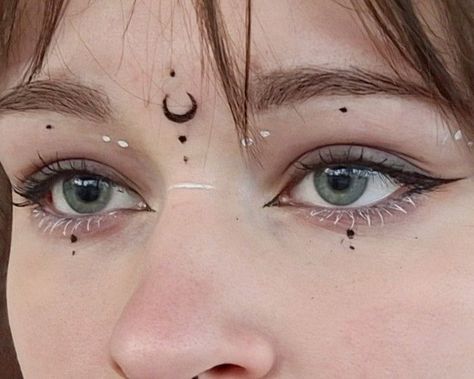 Fairy Eyeliner, Unique Eyeliner, Eyeliner Idea, Hippie Makeup, Ball Makeup, Funky Makeup, Eyeliner Designs, Makeup Drawing, Cute Eye Makeup