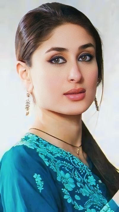 90s Bollywood Makeup, Kareena Kapoor 90s, Sanskrit Grammar, Karina Kapoor, India Makeup, 90s Bollywood Actress, Pakistani Makeup, Kareena Kapoor Photos, Kareena Kapoor Pics