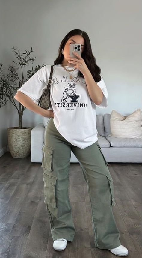 Cargo Pants Outfit Hijab, Style Green Cargo Pants, Cargo Pants Outfit Fall, Cargo Pants Outfit Summer, Cargo Outfits Women, Cargo Pants Outfit Street Style, Cargo Pants Women Outfit, Green Cargo Pants Outfit, Cargo Pants Outfit Women