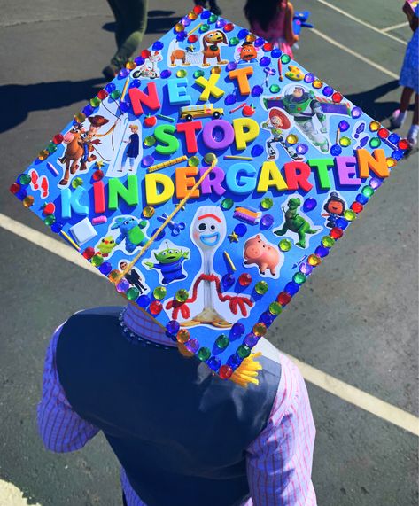 Toy Story 4 DIY graduation Cap Graduation Cap Ideas Disney, Pre K Graduation Cap Ideas, Preschool Graduation Cap, Graduation Hats Decorated, Kindergarden Graduation, Graduation Hat Designs, Teacher Graduation Cap, Graduation Cap Ideas, Disney Graduation