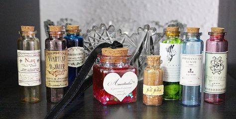 Potions Shelf, Potions Diy, How To Make Potions, Diy Potion Bottles, Harry Potter Potion Bottles, Diy Potions, Spooky Diy Halloween Decor, Cheap Diy Halloween, Lab Decorations