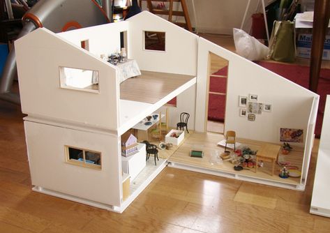 https://flic.kr/p/93WzUo | Modular Dollhouse - Overview 2 | Old photos of an overview of the modular dollhouse. You can see how the rooms fit together. Bottom left is kitchen and dining room, top bathroom and bedroom, right is the living room and in the front the bakery. One day I'll have the time to make an exterior as well, but it can wait. I like the fact it's all cardboard because it's very light. I can easily take each room and use them to photograph minis or installations. Stephanie Kilgast, Cardboard Dollhouse, Modern Dolls House, Cardboard Box Crafts, Doll House Plans, Kitchen And Dining Room, Barbie Doll House, The Bakery, Modern Dollhouse