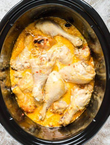 Easy Chicken Drumstick Recipes, Magical Slow Cooker, Mini Meals, Bang Bang Chicken, Sweet And Spicy Chicken, The Magical Slow Cooker, Sweet And Spicy Sauce, Chicken Drumstick Recipes, Drumstick Recipes