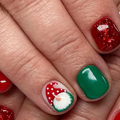 Pink Gonk Nails, Gnome Xmas Nails, Christmas Gnome Gel Nails, Christmas Gnome Nails 2023, Gnome Gel Nails, December Nails Green And Gold, Christmas Lights Nail Art Designs, Gonk Nail Art, Christmas Story Nails