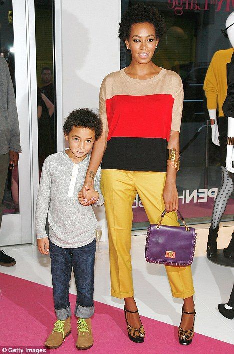 Solange with her son Daniel Julez at a gallery in New York last summer. She defines the term STYLISH MOM. Solange Outfits, Solange Knowles Son, Solange Fashion, Solange Style, Solange Knowles Style, Solange Knowles, Stylish Celebrities, Blue Ivy, Modern Mom