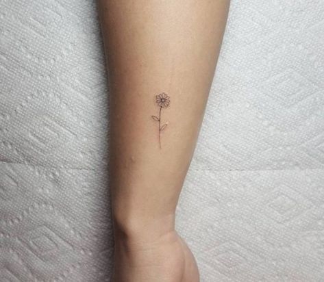 Daisy Tattoo Small Wrist, Dainty Flower Wrist Tattoos, Micro Daisy Tattoo, Daisy With Stem Tattoo, Dainty Daisy Tattoo Simple, Mini Daisy Tattoo, Minimal Daisy Tattoo, Tiny Sunflower Tattoo Simple, Daisy Minimalist Tattoo