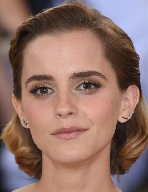 Emma Watson Eyebrows, Emma Watson Makeup, Emma Mackey, Blue Eyeliner, Magic Mirror, Brown Eyeshadow, Blue Eyeshadow, Look Alike, Emma Watson