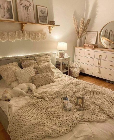 Cream Bedroom Ideas Aesthetic, Bedroom Ideas For Big Rooms Women, Tiny Bedroom Ideas For Women, Boho Lighting Bedroom, Winter Bedroom Ideas, Small Bedroom Ideas For Women, Boho Styl, Pink Bedroom Decor, Bedroom Decor For Couples