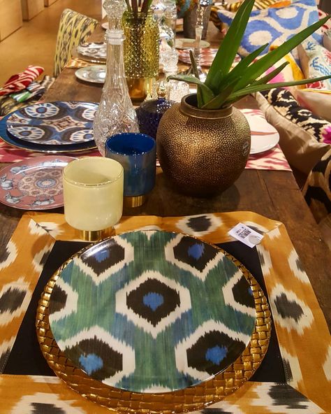 About setting up a joyful table #les_ottomans #table #setting #decor #plates #ikat #linen #placemats #ceramic #porcelain #handmade… Porcelain Handmade, Table Setting Decor, Ceramic Porcelain, Ikat Fabric, Table Linen, Linen Placemats, Marrakech, Cosmopolitan, Table Setting