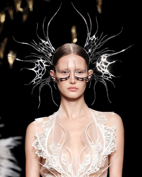 Summer Haute Couture, Iris Van Herpen, 카드 디자인, Dior Addict, Fairy Fashion, Armani Prive, Futuristic Fashion, Couture Week, Editorial Makeup