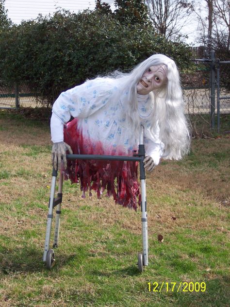 legless walker Scary Halloween Decorations Outdoor, Dekorasi Halloween, Halloween Fest, Casa Halloween, Creepy Halloween Decorations, Halloween Zombie, Halloween Prop, Scary Halloween Costumes, Halloween Yard Decorations