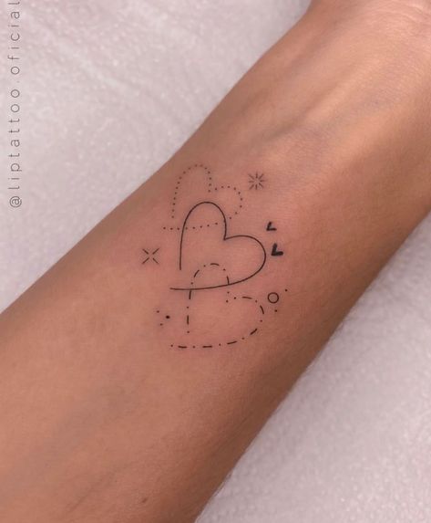 Sister Heart Tattoos, Tiny Wrist Tattoos, Matching Sister Tattoos, Mom Tattoo Designs, Sibling Tattoos, Bff Tattoos, Thigh Tattoos Women, Family Tattoos, Tattoos For Daughters