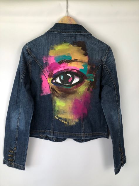 Diy Paint Clothes, Hand Painted Denim Jacket Art Easy, Denim Art Painting, Art Clothes Painting, Hand Painted Clothing Diy, Jacket Painting Ideas, Clothes Painting Ideas, Hand Painted Denim Jacket Art, Painted Jacket Ideas