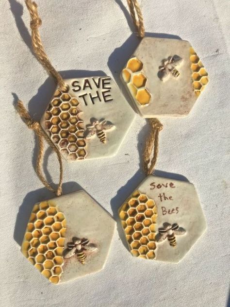 Ceramic Bee Hive, Diy Bee Ornament, Bee Clay Art, Bee Ornaments Diy, Ceramics For Kids, Ceramic Bees, Craft With Yarn, Christmas Bees, Bee Ceramics