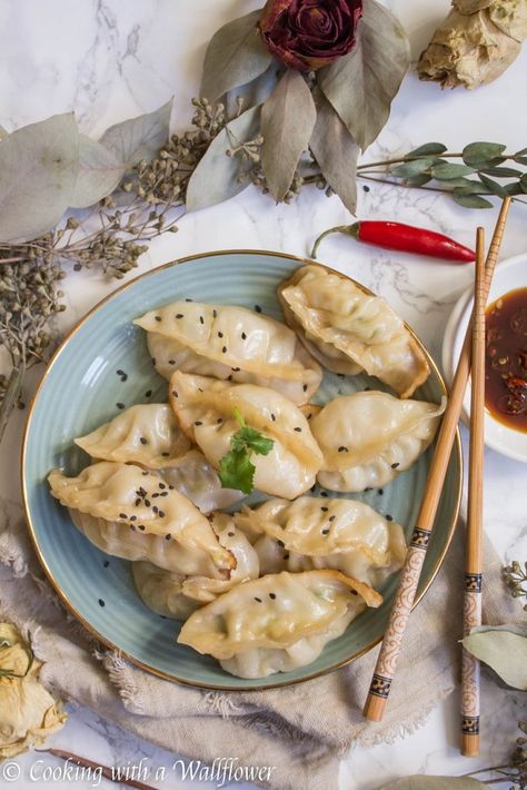 Dumplings filled with ground chicken, garlic, and spinach and served with a side of soy sauce. These garlic chicken spinach dumplings are simple to make, delicious, and can be frozen for later. #quickandeasy #dumplings Brunch Branding, Fantasy Cookbook, Spinach Dumplings, Boiled Spinach, Chicken Casserole Dinners, Appetizer Buffet, Chicken Garlic, Dumpling Filling, Easy Weekday Meals