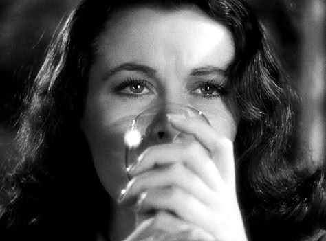 Author Dreams, Waterloo Bridge, A Streetcar Named Desire, Vivien Leigh, Movie Shots, Love Is Gone, Vintage Horror, British Actresses, Gone With The Wind