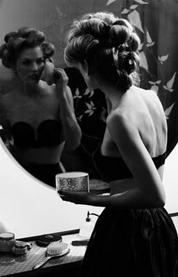 vanities Vintage Film, A Mirror, 인물 사진, Hollywood Glamour, The Mirror, White Photography, Black And White Photography, Old Hollywood, Getting Ready