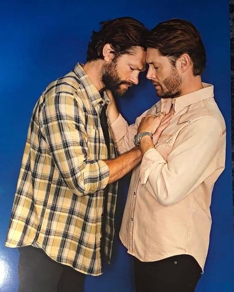 J2 Memories on Instagram: "Not a memory but I had to share these beautiful photo ops of the forehead touch 😍 #j2 #jaredandjensen #supernatural #spnfamily #spn" Forehead Touch, Kill It With Fire, Supernatural Convention, Group Poses, Arm Muscles, Jared And Jensen, The Pose, Drawings Of Friends, Supernatural Funny