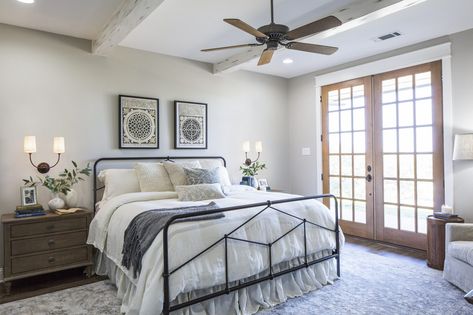 HFXUP512_011 Joanna Gaines Bedroom, Fixer Upper Bedrooms, Midcentury Ranch, Home Bedroom Design, Mid Century Ranch, Bedroom Pictures, Chip And Joanna Gaines, White Cottage, Door Glass