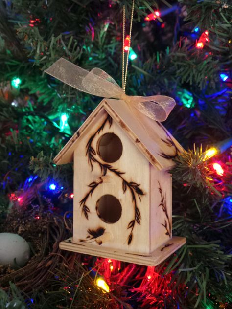 Bird House ornament with wood burned ivy design Birdhouse Ornaments, Rustic Birdhouse, Bird Houses Diy, Bird Boxes, Wood Burning Crafts, Wood Burning Patterns, House Ornaments, Wood Burning Art, Wooden Projects