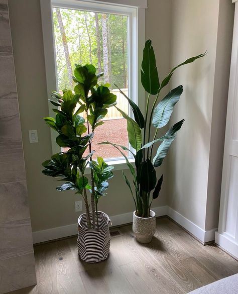 Tall Fake Plants, Plants Living Room, Apartment Things, Modern Pot, Bring Nature Indoors, Living Room Plants, Artificial Potted Plants, Fiddle Leaf, Tall Plants