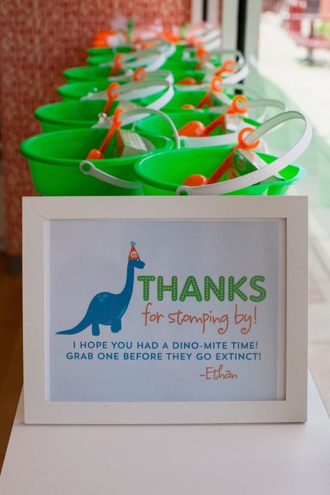 Dino-mite Dinosaur Themed Birthday ⋆ Nico and Lala Dinosaur Birthday Theme, Dinosaur Birthday Party Decorations, Dinosaur Themed Birthday Party, Park Birthday, Dino Birthday Party, Dinosaur First Birthday, Third Birthday Party, Fiesta Tropical, Dinosaur Theme Party