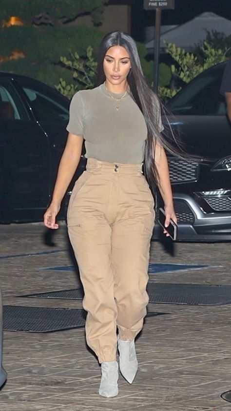 Kim Kardashian Best Outfit, Kim Kardashian Everyday Outfit, Cargo Pants Outfit Kim Kardashian, Kim Kardashian Simple Outfit, Kim Kardashian In Cargo Pants, Kardashian Casual Outfit, Estilo Kim Kardashian, Yeezy Outfit, Estilo Kardashian