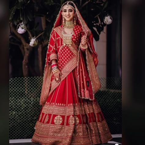 Sabyasachi Lehenga Bridal Red, Sabyasachi Lehenga Bridal Royals, Red Sabyasachi Lehenga, Royal Bride, Latest Bridal Lehenga Designs, Best Indian Wedding Dresses, Sabyasachi Bride, Latest Bridal Lehenga, Bridal Dupatta