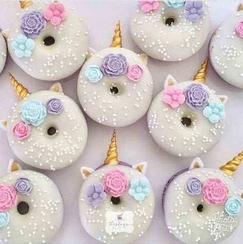 55 Fiestas De Unicornios: Guía Completa Con Las Mejores Ideas Diy Unicorn Backdrop, Baby Unicorn Party, Gökkuşaği Pasta, Unicorn Macarons, Unicorn Desserts, Unicorn Birthday Party Decorations, Happy Unicorn, Unicorn Themed Birthday Party, Diy Unicorn