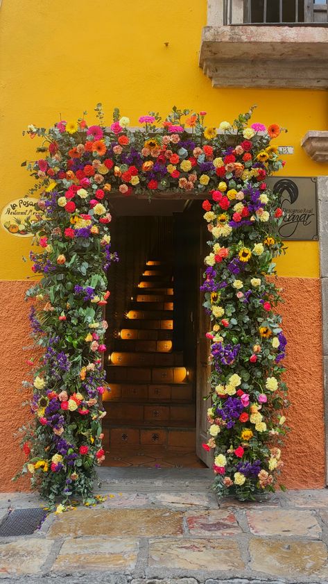 Mexican Windows, Mexican Store, Mexican Style House, Mexican Doors, Dia De Los Muertos Decorations Ideas, Kid Pics, Doorway Decor, Flower Door, Diy Window Treatments