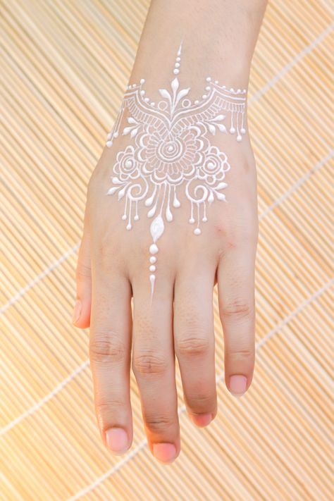 Gold Henna Designs, Tato Grunge, White Henna Designs, Wedding Henna Designs, Middle Finger Tattoos, Gold Henna, Henna Inspired Tattoos, Tato Henna, Indian Henna