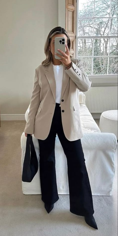 Coorporate Casual Girl Outfit, Corporate Outfit Ideas, Corporate Girl Outfit, Outfit For Office Women, Beige Blazer Outfits Women Work, Blazer Beige Outfit Mujer, Corporate Outfits Winter, Boss Girl Outfits, Lawyer Fashion Law School Outfits