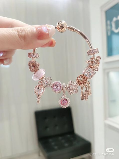 Rose Gold Pandora Bracelet, Pandora Bracelet Charms Ideas, Girly Bracelets, Pandora Bracelet Designs, Dope Jewelry Accessories, Pandora Jewelry Charms, Pretty Jewelry Necklaces, Wrist Jewelry, Pandora Bracelet Charms