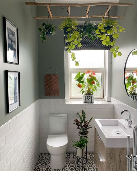 Boho Chic Bathroom Decor, Decor Ideas With Plants, Boho Chic Bathroom, Jungle Bathroom, Bathroom Plants Decor, White Bathrooms, Green Bathroom Decor, Plants Home Decor, Black And White Bathroom