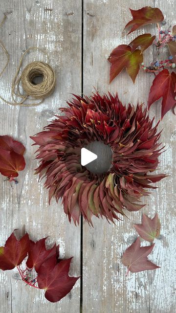 Natural Wreath Ideas, Diy Leaf Decor, Boho Autumn Decor, Backyard Carport, Autumn Wreath Ideas, Fall Wreaths Diy, Hygge Crafts, Navidad Natural, Dried Floral Wreaths