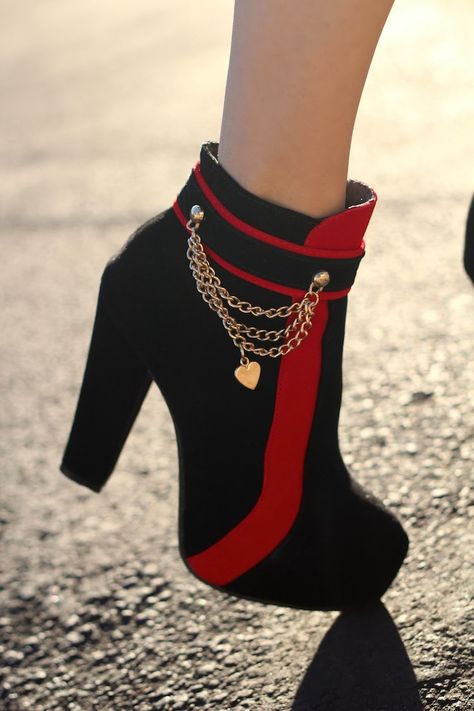 Sepatu Pump, Pop Of Red, Cute Shoes Heels, Kawaii Shoes, Fancy Shoes, Girly Shoes, Cute Boots, Trending Sunglasses, Aesthetic Shoes