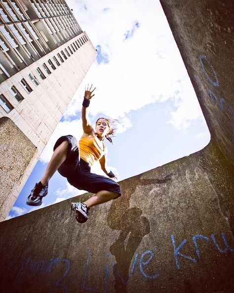 Women's International Parkour - Tracey Tiltman by And Day Parkour Poses, Parkour Moves, Action Pose Reference, Fashion Model Poses, Anatomy Poses, Human Poses, Dynamic Poses, Cool Poses, Figure Drawing Reference