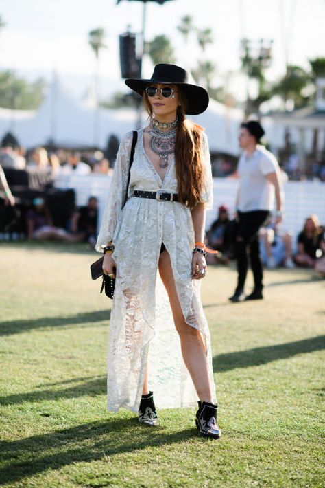 Spotted at Coachella: a flowing light day dress with some serious coin necklaces and a large brimmed western hat. Coachella Ootd, Cochella Outfits Ideas, Mode Coachella, Moda Coachella, Best Coachella Outfits, Cochella Outfits, Boho Coachella, Boho Festival Outfit, Coachella Outfits