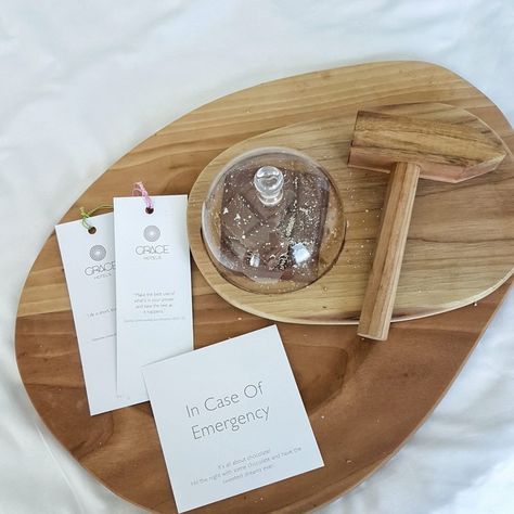 Room Drop Gifts Hotel, Hotel Room Amenities Food Ideas, Turn Down Service Ideas, Vip Hotel Amenities, Hotel Food Amenities Ideas, Guest Amenities Ideas, Hotel Room Amenities Ideas, Luxury Hotel Amenities Welcome Gifts, Amenities Hotel Ideas Food