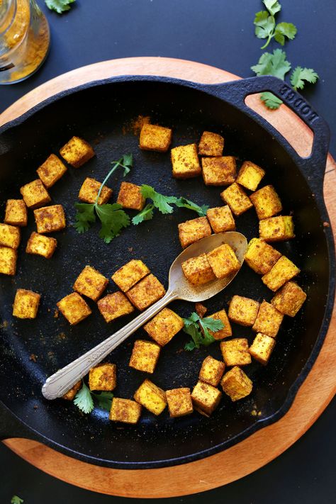 How to make Crispy Tofu in 25 MINUTES! #vegan #tofu #easy #minimalistbaker Cook Tofu, Green Curry Sauce, Cooking Tofu, Meatless Meal, Bbq Dishes, Cheap Recipes, Silken Tofu, Crispy Tofu, Vegetarian Meal