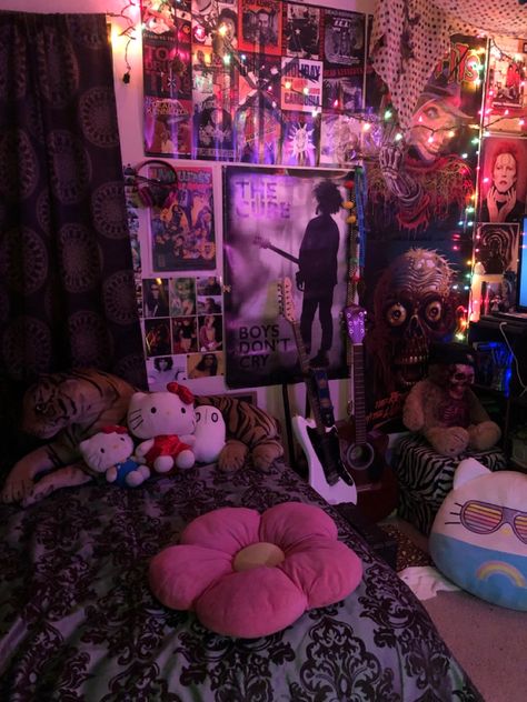 Goth Bedrooms Ideas, Hippy Grunge Room, Grunge Y2k Room Ideas, Room Inspo Lights, 2000s Bedroom Aesthetic Grunge, Alt Bedroom Decor, Dark Fairycore Bedroom, Goth Grunge Room, Bedroom Ideas Emo